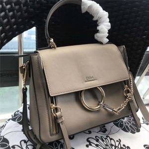 Chlo�� ������ Faye Day ���Ƽ玧 С̖ �A�h朗l �μ�б��� ����ɫ