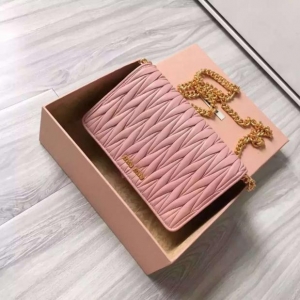 Miumiu����б��С�� Miumiu�پW(w��ng)Ů���¿���Ƥ