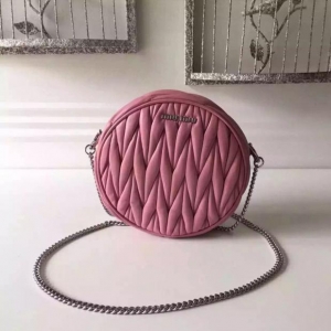 ���� MiumiuŮ�� 2017�����¿� �ݳ�Ʒ 피�(j��)�M(j��n)�ھd��Ƥ
