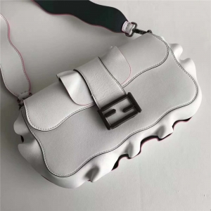 8783 FENDI �ҵ� �r�b��� ���玧���~߅ �μ����� ��ɫ