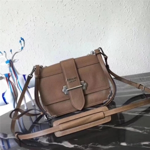 1BD095 Prada�����_ �M��СţƤ �μ�б��� ��ɫ