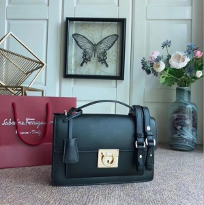 21G179 Ferragamo�Ƹ���Ľ �M��ţƤ Gancio�i�� 20Ӣ�� Ƥ���r�� ��ɫ