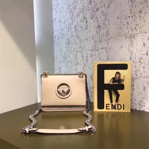 2818 FENDI�ҵ� KAN I�ִ� ţƤ����� �����pF �ҵϰ��� ��ɫ