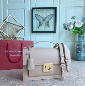 21G179 Ferragamo�Ƹ���Ľ �M��ţƤ Gancio�i�� 20Ӣ�� Ƥ���r�� ��ɫ