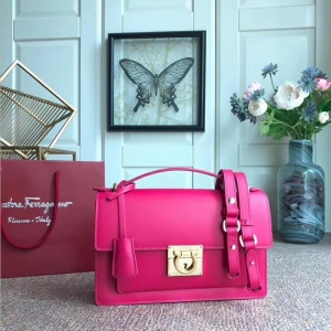 21G179 Ferragamo�Ƹ���Ľ �M��ţƤ Gancio�i�� 20Ӣ�� Ƥ���r�� �Ҽtɫ