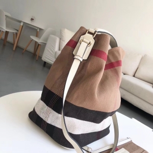 Burberry���� �͌���ˮͰ�� ����ؐ�ִ� ��������ˮ���� ��yɫ�{(di��o) �׎�