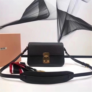5BD113 MiuMiuŮ�� �����ִ� ���w�i�� �M(j��n)��ɽ��Ƥ��� ��ɫ