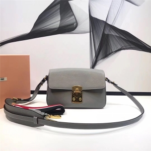5BD113 MiuMiuŮ�� �����ִ� ���w�i�� �M(j��n)��ɽ��Ƥ��� ��ɫ