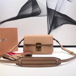 5BD113 MiuMiuŮ�� �����ִ� ���w�i�� �M(j��n)��ɽ��Ƥ��� ����