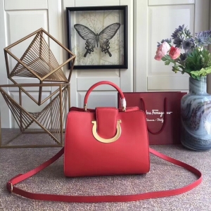 21G596 Ferragamo �Ƹ���Ľ���� СţƤ�μ�� Gancini 朗l���w�� �tɫ