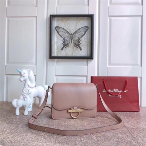 21H321 Ferragamo�ִ� �ﶬ�͹� Gancini�i�� �Ƹ���ĽŮ�� ���w��� ���