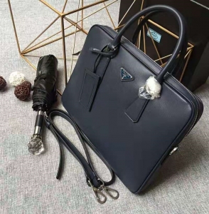 Prada�а� ʮ�ּyţƤ ���� ��ʿ���İ� �����_�а� Prada����� ���{ɫ