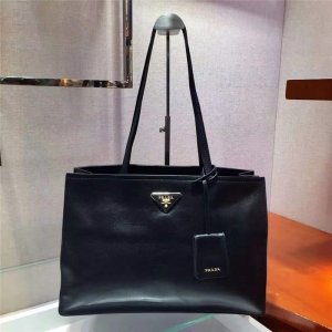 1BG122 PradaŮ�� �����_�ִ� ���ǻ՘� ˤ�yţƤ�ִ� Prada��� ��ɫ