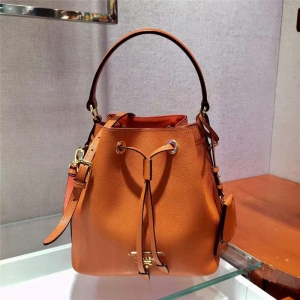 1BE032 Prada�����_ Ůʿ���e�μ�� ��ʮ�ּyţƤ Prada����б��ˮͰ�� ��ɫ