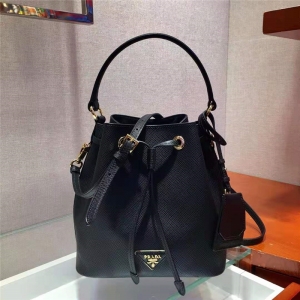1BE032 Prada�����_ Ůʿ���e�μ�� ��ʮ�ּyţƤ Prada����б��ˮͰ�� ��ɫ