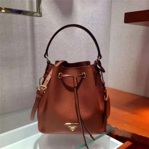 1BE032 Prada�����_ Ůʿ���e�μ�� ��ʮ�ּyţƤ Prada����б��ˮͰ�� �u�tɫ