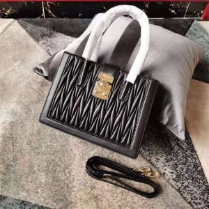 5BA126 MiuMiu�����¿� С��Ƥ ���w�i�� ��������б��� ��ɫ