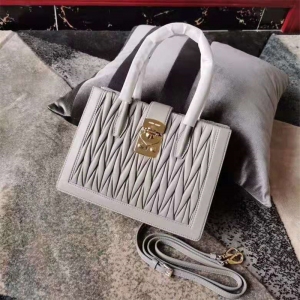 5BA126 MiuMiu�����¿� С��Ƥ ���w�i�� ��������б��� �\��
