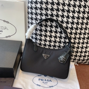 1NE515 Prada Re-Edition 2000 ���������ִ� �����_���°� ��ɫ