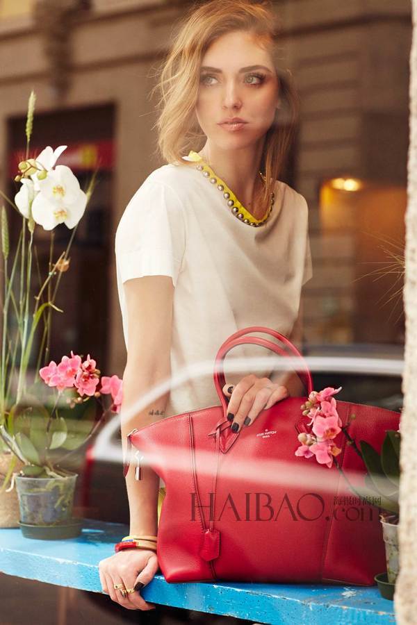 時(shí)尚博主嘉拉·法拉格尼 (Chiara Ferragni) 演繹全新路易·威登LV (Louis Vuitton) Lockit系列手袋大片