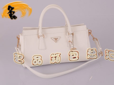BN1849 Prada斜挎包 最新款時尚女士休閑包 十字紋進(jìn)口牛皮女包 普拉達(dá)手提包 白色