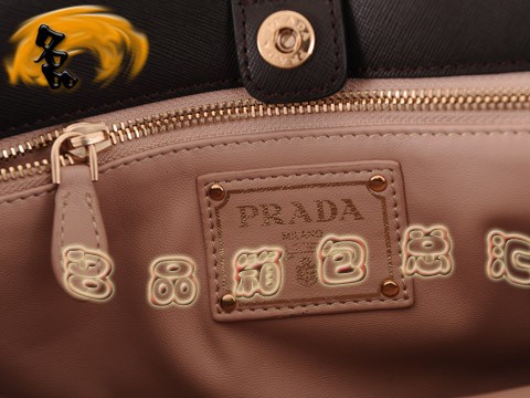 BN1849 Prada斜挎包 最新款時尚女士休閑包 十字紋進口牛皮女包 普拉達手提包 啡色