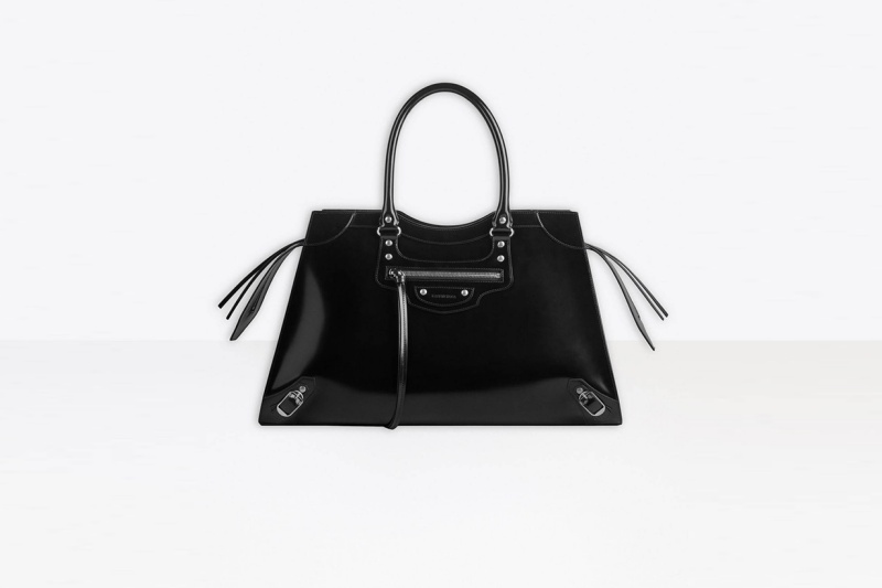 Balenciaga 經典機車包推出全新尺寸與設計!