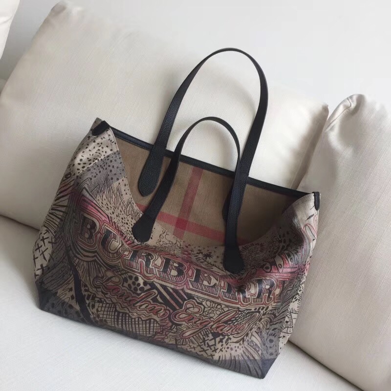 Burberry巴寶莉 手提包 涂鴉印花 Canvas 格紋 雙面購物袋 啡色