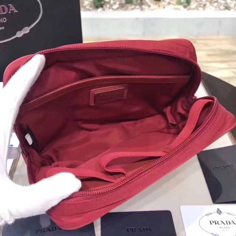 2NA006 Prada新款 防水尼龍面料配牛皮 普拉達(dá)手拿包 化妝包 紅色