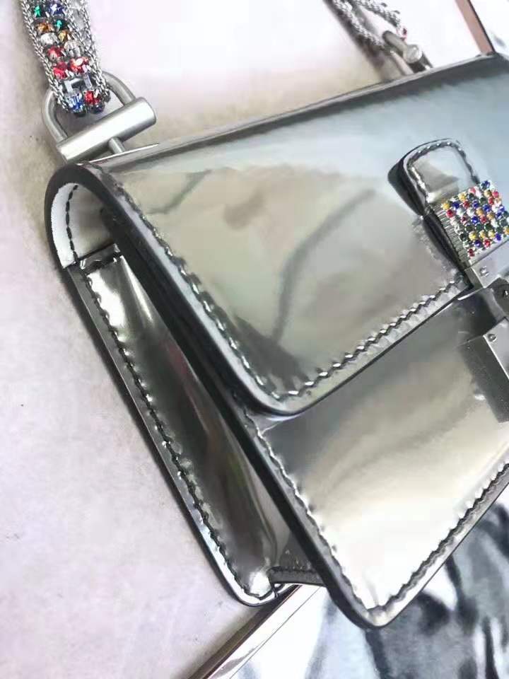 5817 Dior女包 復(fù)古彩鉆金屬扣 鏡面小牛皮 迪奧手袋 彩鉆鏈條肩包 銀灰色