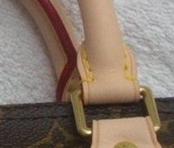 封漆那面與扣環(huán)連接處,三角形的縫線和封漆,這也是最難仿的